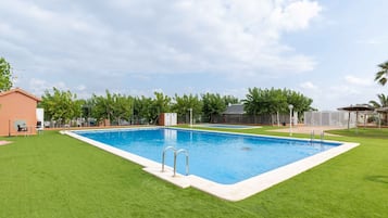 Una piscina al aire libre de temporada