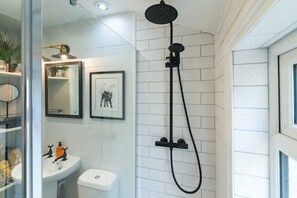 Shower, eco-friendly toiletries, hair dryer, towels - Bradwell Derbyshire Peak District Cottage ❤️ Dogs (Smalldale)