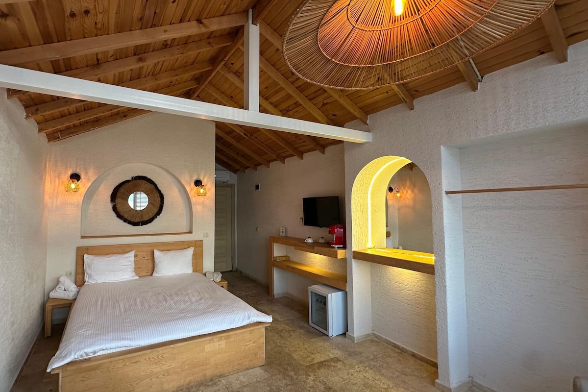Premium Double Room, 1 Queen Bed, Bathtub, Sea View | 1 bedroom, free minibar, individually furnished, desk