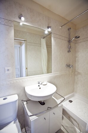 Haartrockner, Bidet, Handtücher