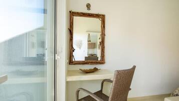 Luksusvilla | Oppholdsområde | En 32-tommers smart-TV med kabel-kanaler samt TV