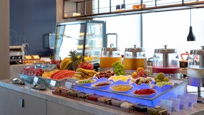 A buffet with various food items and beverages. - Holiday Inn Express Shenzhen Guangming Cloud Park by IHG (Shenzhen)