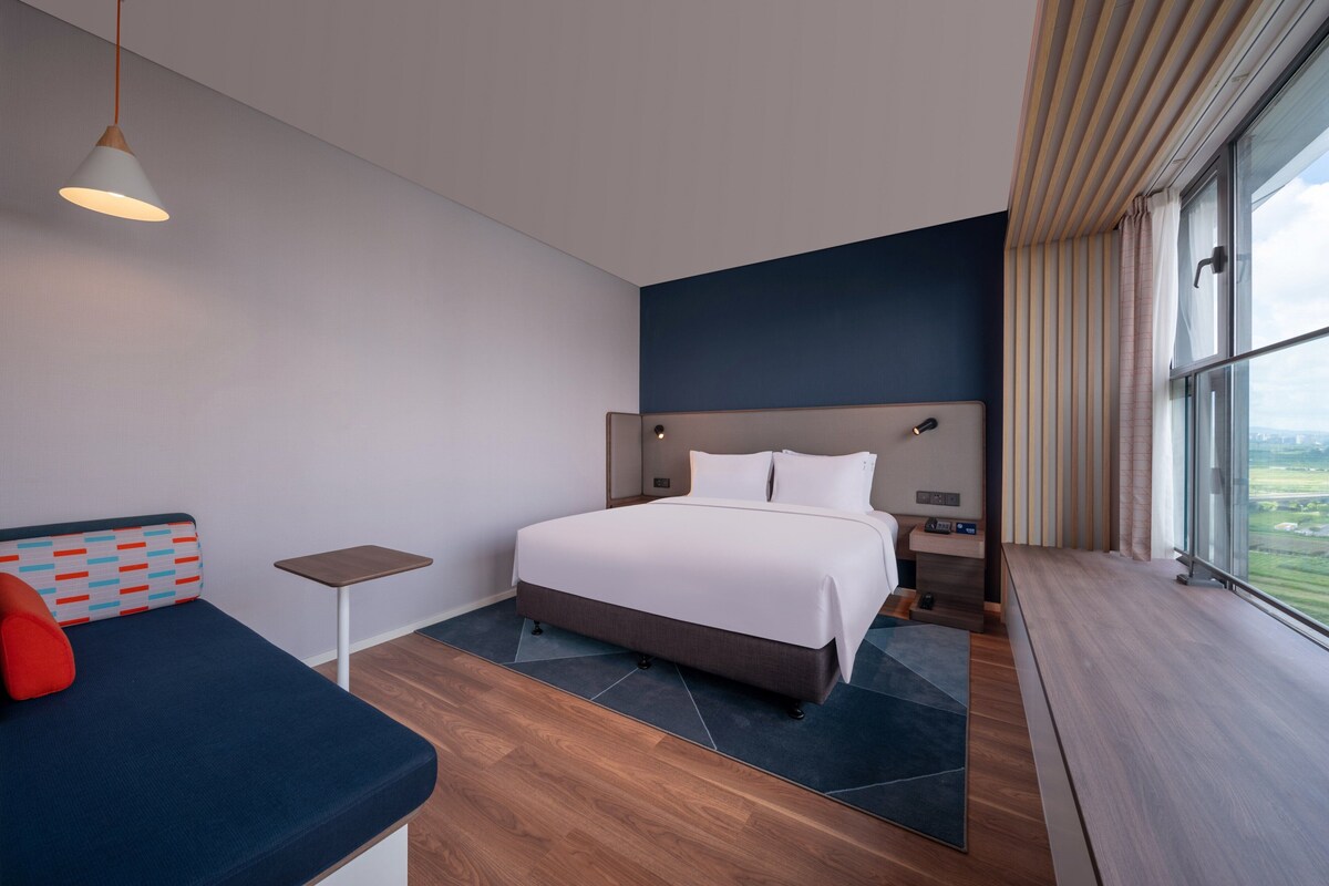 ห้องพัก, เตียงคิงไซส์ 1 เตียง (Extra Floor Space) | เครื่องนอนระดับพรีเมียม, โต๊ะทำงาน, พื้นที่ทำงานแบบใช้แล็ปท็อป