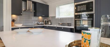 Cottage | Private kitchen | Fridge, dishwasher, electric kettle, toaster