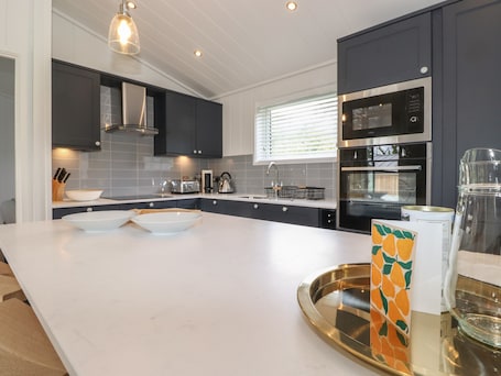 Refrigerador, lavavajillas, tetera/pava eléctrica, tostadora