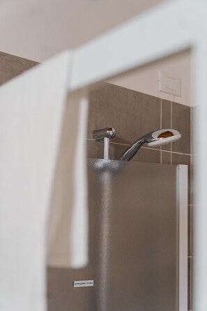 Room | Bathroom | Shower, rainfall showerhead, hair dryer, bathrobes - B&B TANA DEL RICCIO (Ortona)