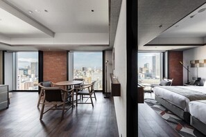 Premium Twin Room, Non Smoking (Q_Suite) | Meja, Wi-fi percuma, cadar katil 