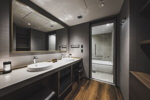 Premium Twin Room, Non Smoking (K_Suite) | Bilik Mandi | Pengering rambut, bidet, tuala disediakan, syampu 