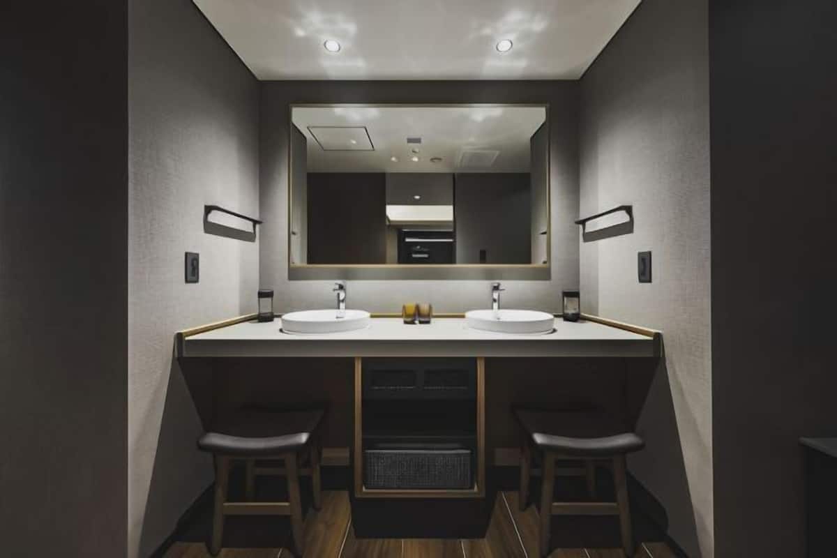 Kamar mandi | Pengering rambut, kloset, handuk, dan sampo