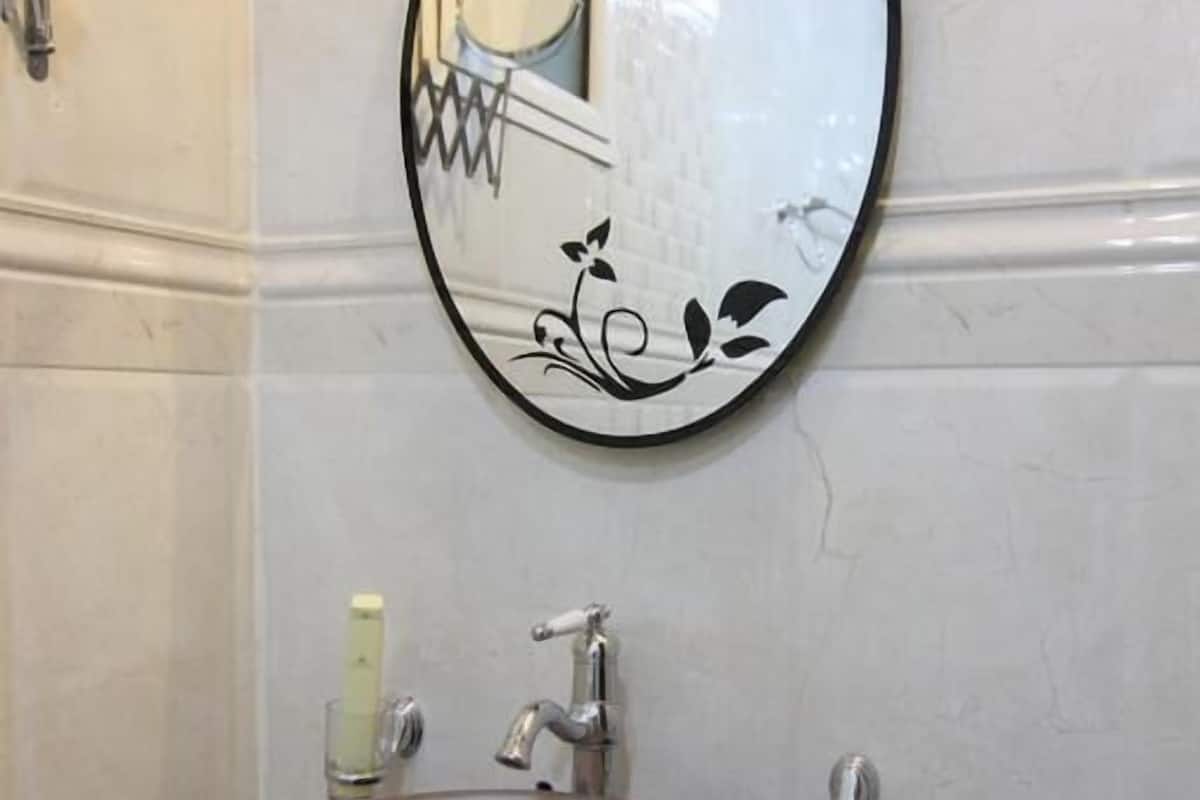 Een douche, een haardroger, pantoffels, handdoeken