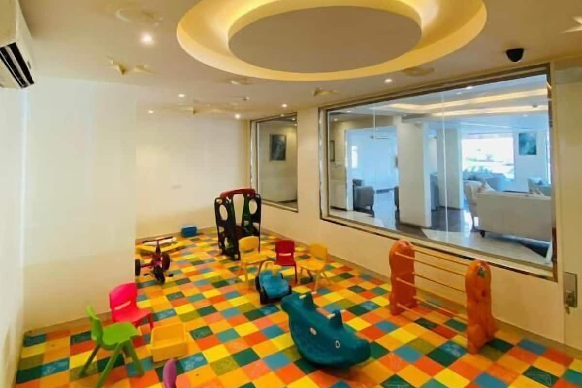 Caja de seguridad en la habitación, muebles diferentes y escritorio