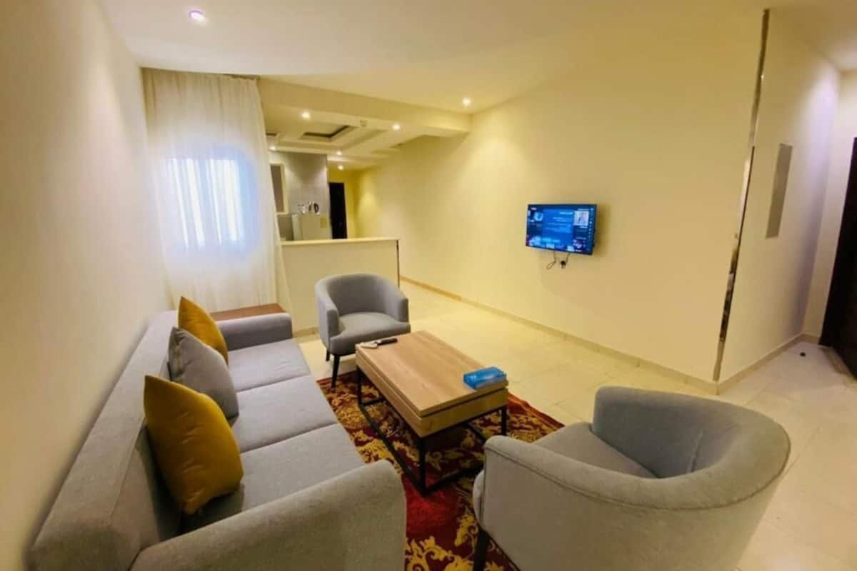Caja de seguridad en la habitación, muebles diferentes y escritorio