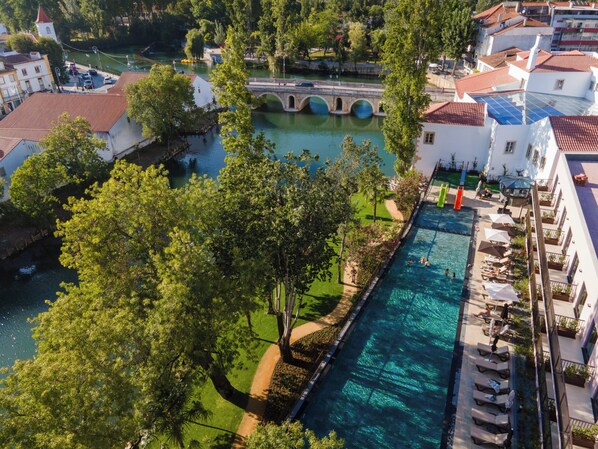 Outdoor pool - Vila Gale Collection Tomar Hotel (Tomar)