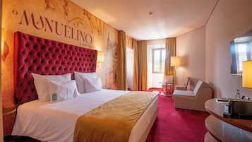 Minibar, caja de seguridad en la habitación y escritorio