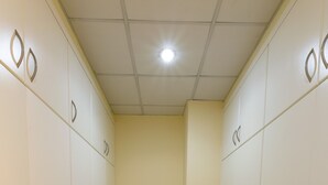 Ein Korridor mit weißen Schließfächern und Fliesenboden.