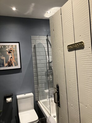 Handtücher, Seife, Toilettenpapier