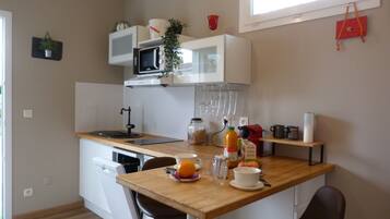 Een koelkast, een microgolfoven, een kookplaat, een vaatwasser