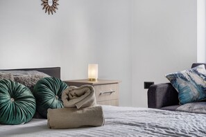 4 soverom, skrivebord, strykejern/-brett og reiseseng for barn