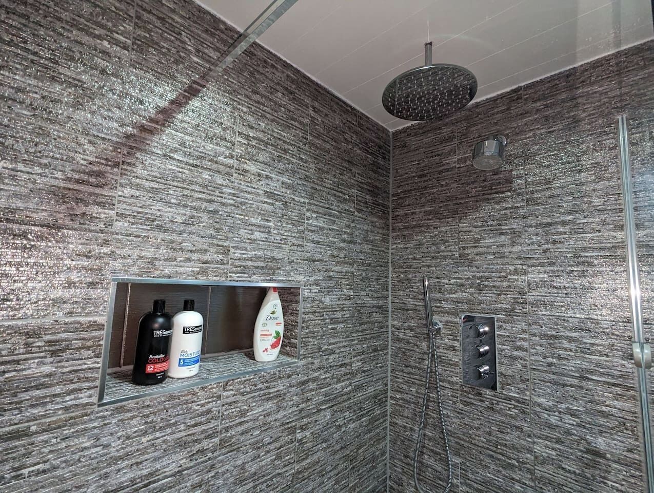 Dusche, Haartrockner, Handtücher