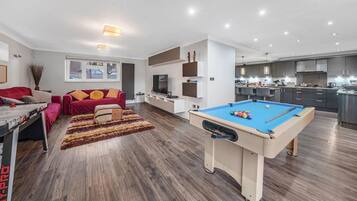 TV connectée, jeux vidéo, livres