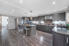 Fridge, microwave, oven, stovetop - Rainfall Shower | Pool/Snooker | x 4 Cars (Berkshire)