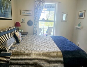 2 bedrooms, desk, WiFi, bed sheets