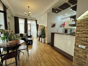 TV - Cozy apartment near the metro Liberty Square (Тбилиси)