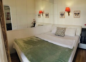 1 bedroom, in-room safe, iron/ironing board, free WiFi - Cozy apartment near the metro Liberty Square (Тбилиси)