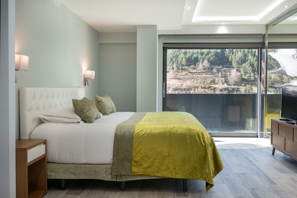 Apartemen Superior | Brankas, ruang kerja ramah laptop, dan setrika/meja setrika