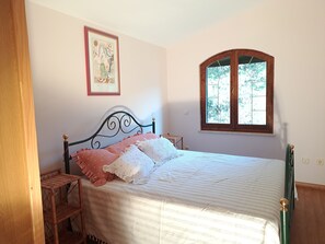 3 bedrooms, travel crib, free WiFi, bed sheets
