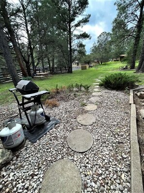 Property grounds - The Monarch Cabin Sum (Ruidoso)
