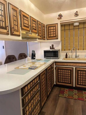 Fridge, microwave, oven, stovetop - The Monarch Cabin Sum (Ruidoso)