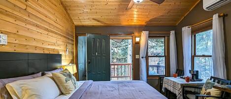 1 slaapkamer, een strijkplank/strijkijzer, beddengoed