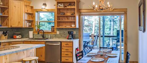 Frigorífico, microondas, placa de cocina y lavavajillas