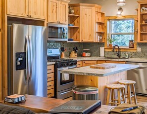 Kjøleskap, mikrobølgeovn, ovn og kokeplater