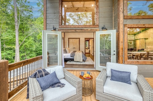 EPIC Heated pool, Outdoor Fireplace, Pool & Hot Tub! Arcade, and Barrel Sauna