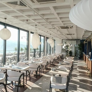 Petit déjeuner buffet servi tous les jours en supplément