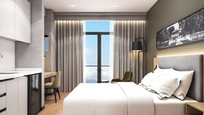 Une chambre d’hôtel moderne dotée d’un grand lit, d’un bureau et offrant une vue sur le ciel grâce à de grandes fenêtres du sol au plafond.