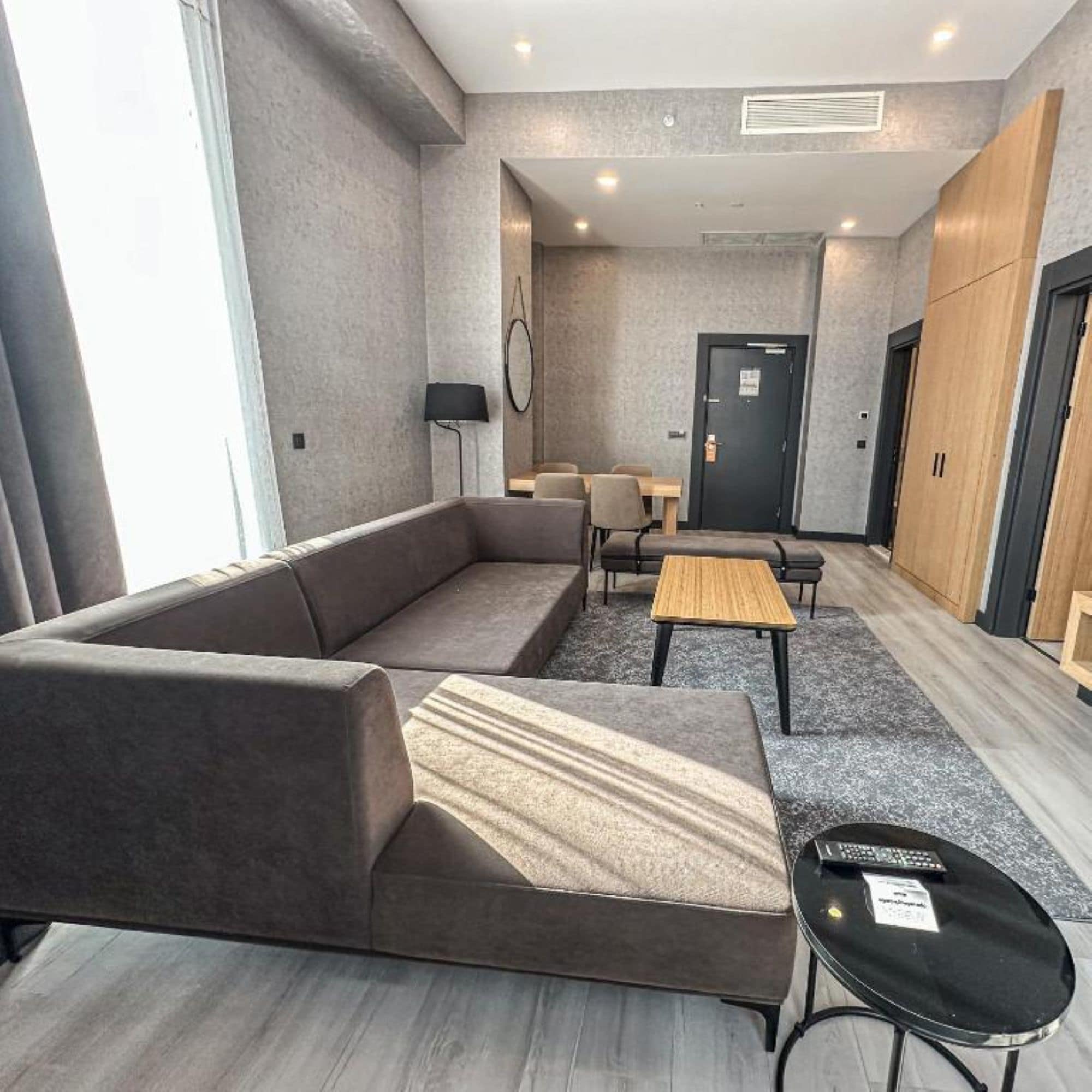 Ropa de cama de alta calidad y minibar 