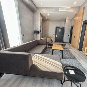 Suite, ikke-røyk, hjørnerom | Sengetøy av topp kvalitet, minibar, safe på rommet og skrivebord