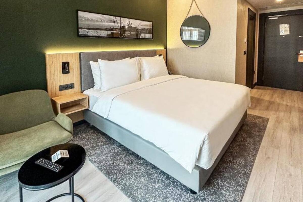 Standaard kamer, niet-roken | Luxe beddengoed, een minibar, een kluis op de kamer, een bureau