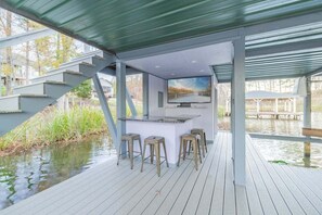Outdoor dining - Portside Villa Luxury Rental on Lake Gaston (Bracey)