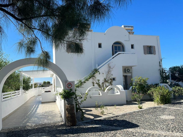 Vista frontal de la propiedad