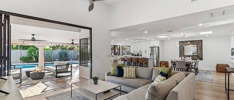 Télévision, lecteur de DVD, livres, vidéothÚque