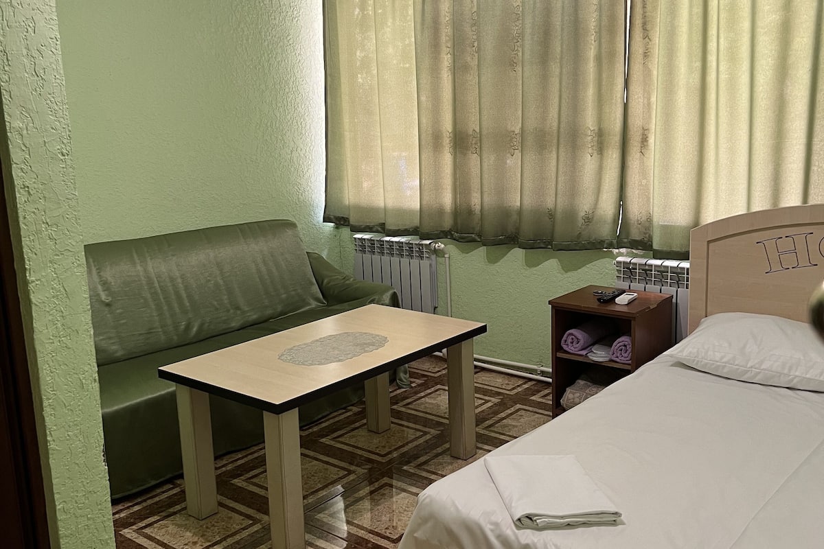 standard room, 1 double bed | desk, soundproofing, free wifi, bed sheets