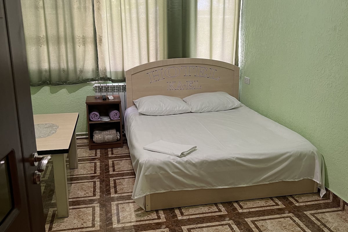 standard room, 1 double bed | desk, soundproofing, free wifi, bed sheets