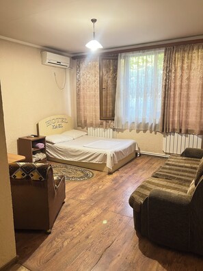 Standard Room, 1 Double Bed | 1 bedroom, desk, soundproofing, free WiFi