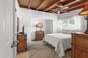 2 habitaciones, tabla de planchar con plancha y cuna de viaje