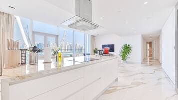 Departamento panorámico, 2 habitaciones, balcón, frente al océano | Cocina privada | Refrigerador con congelador, microondas, horno y parrilla de estufa