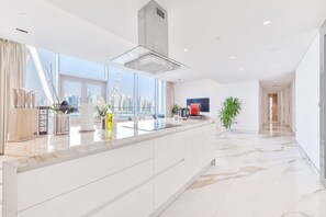 Departamento panorámico, 2 habitaciones, balcón, frente al océano | Cocina privada | Refrigerador con congelador, microondas, horno y parrilla de estufa 